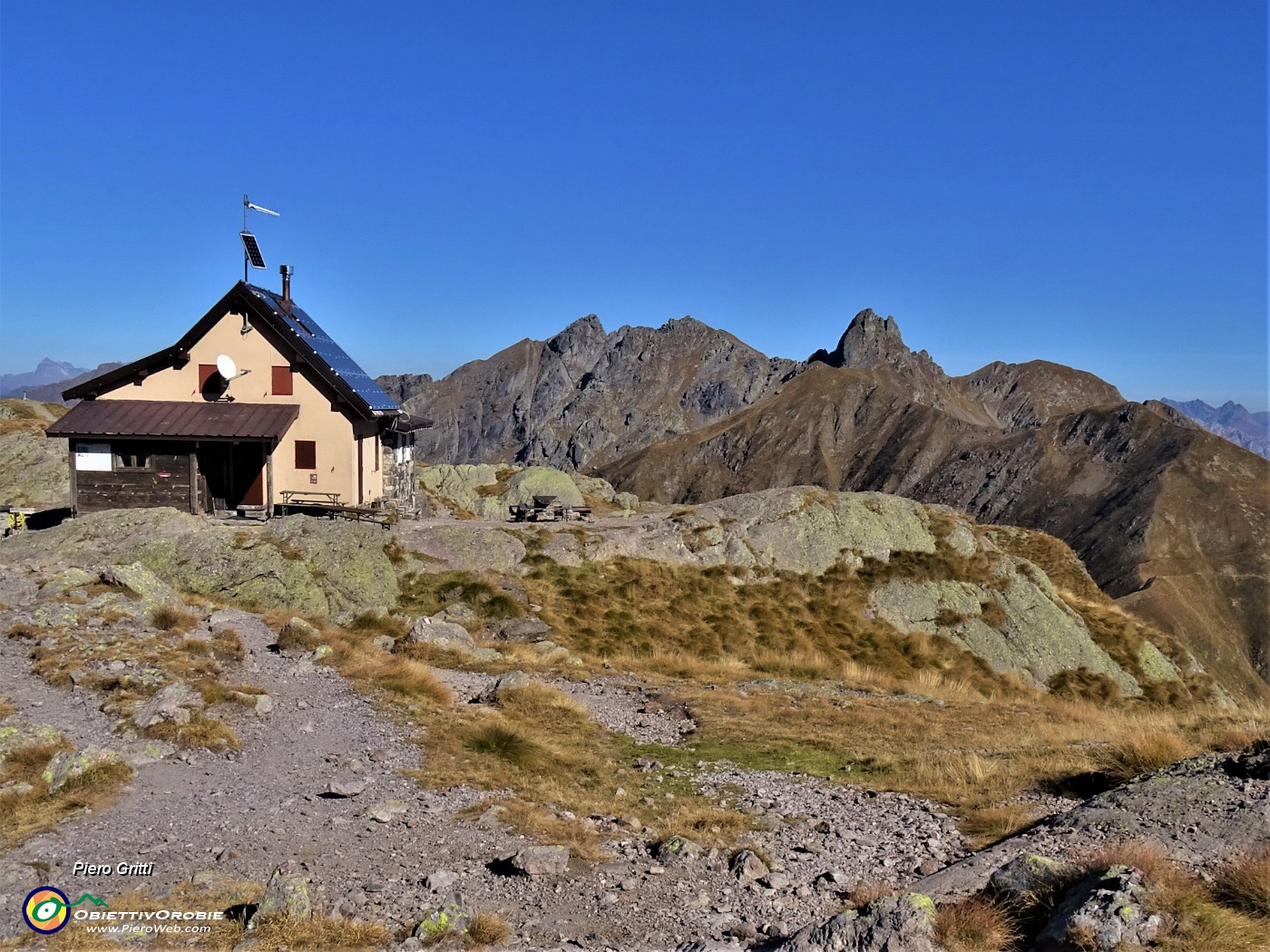 53 Il bel Rif. Benigni (2222 m) con vista sui monti Valletto e Ponteranica.JPG